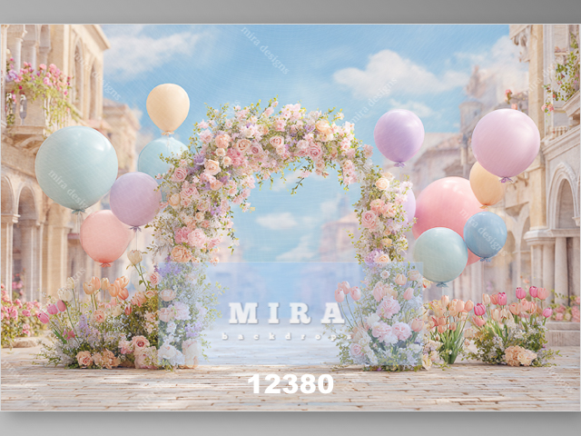 12380 - Ghirlanda di fiori e palloncini su strada di città